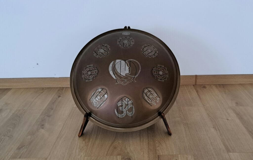 Hangutazás eszközei: tongue drum egy meditatív térben Hangutazáshoz használt hangszer, tongue drum, egy letisztult jógastúdió falánál elhelyezve